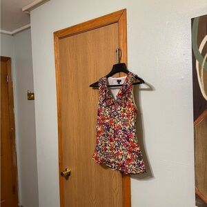 Nine West Size 6 Multi-Color w/Geometric Print & Ruffles Sleeveless Blouse - EUC